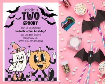 Puede incluir: Invitación morada y blanca con un fantasma y una calabaza con zapatos. La invitación dice "Isabelle tiene dos años y es espeluznante" e incluye detalles para una fiesta de cumpleaños.