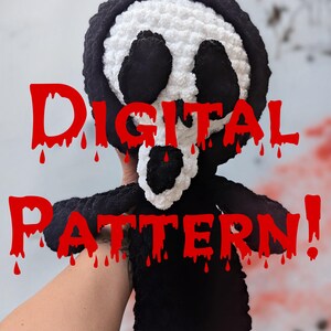 Puede incluir: Un muñeco de peluche blanco y negro con forma de figura con cara de calavera, con el texto "DIGITAL PATTERN!" en letras rojas goteando. El muñeco tiene una capucha y brazos negros.