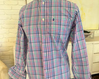 Frühlingsfarben karierte Button Dow Oxford mit handgenähtem Rüschenkragen. Izod.