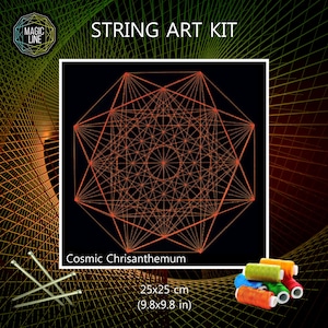 Peut inclure: Un kit de string art intitulé Cosmic Chrisanthemum présentant un motif géométrique en fil orange sur fond noir. Le kit comprend des clous métalliques et des bobines de fil coloré, avec les dimensions 25x25 cm imprimées sur l'image.