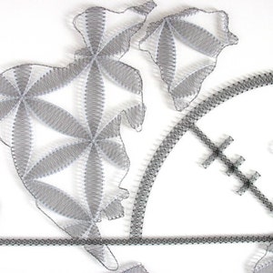 Könnte beinhalten: Eine graue Drahtskulptur des nordamerikanischen Kontinents mit einer Kompassrose in der Ecke. Die Skulptur besteht aus Draht, der zu einem geometrischen Muster gebogen ist.