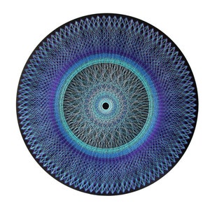 Puede incluir: Una pieza circular de arte de cuerda con un diseño azul, morado y blanco. El arte de cuerda se crea sobre un fondo negro.