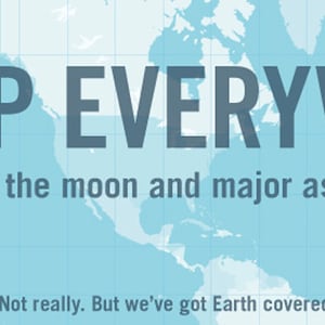 Op de afbeelding: Een wereldkaart met de tekst "WE SHIP EVERYWHERE. Including the moon and major asteroids.*" en een notitie onderaan die zegt "*Not really. But we've got Earth covered."