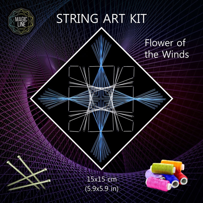 Op de afbeelding: String art kit met een geometrisch ontwerp van een bloem met blauwe en witte draad op een zwarte achtergrond. De kit bevat spijkers, draad en instructies. Het afgewerkte project meet 15x15 cm.