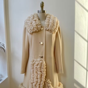 Abrigo francés de punto con ribete de bucle en lana color marfil de Lilli Ann
