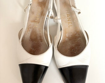 Zapatos planos con tira trasera de cuero blanco y negro de Chanel vintage