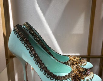 Zapatos de tacón azules Miu Miu vintage 2004 adornados con cuentas.