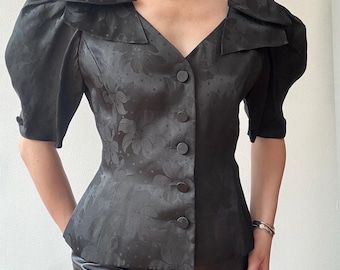 Vintage Adele Simpson blus i svart siden med jacquardmotiv från 1980-talet