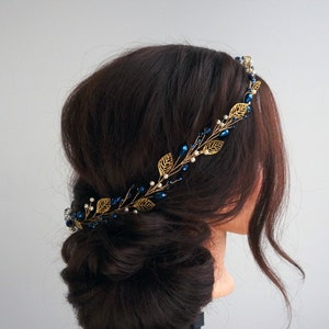 Puede incluir: Una enredadera de pelo de hoja dorada y azul con peque&ntilde;os acentos de perla. La enredadera se usa como diadema y es un accesorio para el cabello delicado y elegante.