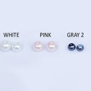Puede incluir: Diez pares de cuentas de perlas redondas en diferentes colores, incluyendo gris, marfil, dorado, blanco, rosa, azul y violeta.