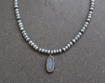 Necklace in Gray Pearl and Druzy Quartz