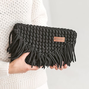 Cartera de mano negra, bolso de mano negro, bolso con borlas, bolso pequeño negro, cartera de crochet negra imagen 1