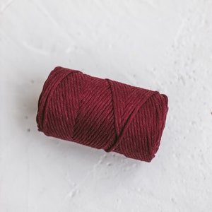 K&ouml;nnte beinhalten: Eine Rolle tiefroter Baumwollschnur, perfekt f&uuml;r Bastelprojekte.