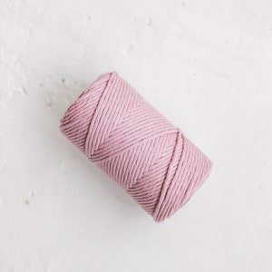 K&ouml;nnte beinhalten: Eine Rolle rosa Baumwollschnur, perfekt f&uuml;r Bastelprojekte.