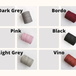 K&ouml;nnte beinhalten: Sechs Spulen gewachster Baumwollschnur in verschiedenen Farben: Dunkelgrau, Bordeaux, Rosa, Schwarz, Hellgrau und Wein.