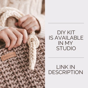Op de afbeelding: Een close-up van een bruine gehaakte tote bag met een witte touwhandvat. De tas heeft een bruin leren label met de tekst "MONOMEY". De tekst "DIY KIT IS AVAILABLE IN MY STUDIO LINK IN DESCRIPTION" staat in witte tekst op een grijze achtergrond.
