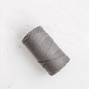 K&ouml;nnte beinhalten: Eine Rolle graue Baumwollschnur, perfekt f&uuml;r Bastelprojekte.