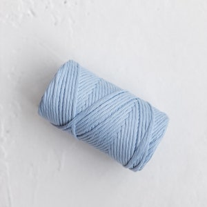 K&ouml;nnte beinhalten: Eine Rolle hellblaues Baumwollseil, perfekt f&uuml;r Bastelprojekte.
