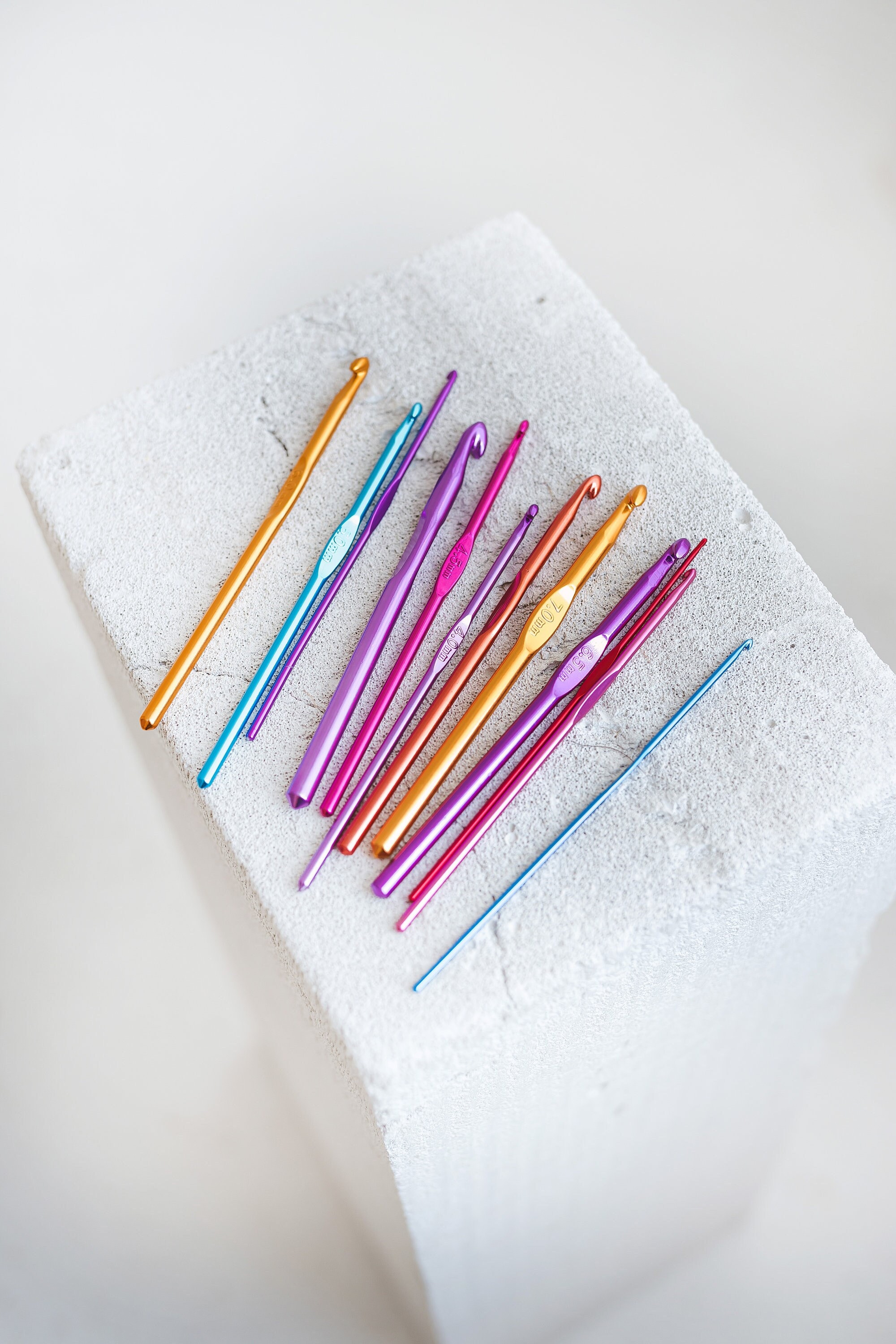 Crochet hook set, 13 metal crochet hooks, aluminum crochet hook set, crochet hooks 2 - 10 mm