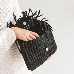 Cartera de mano negra, bolso de mano negro, bolso con borlas, bolso pequeño negro, cartera de crochet negra imagen 3