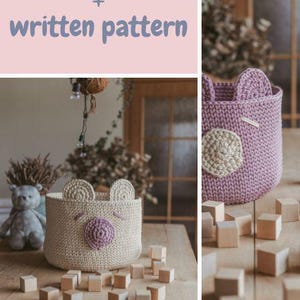 Puede incluir: Dos cestas de crochet con forma de osos con detalles en rosa y beige. Las cestas est&aacute;n llenas de bloques de madera y est&aacute;n sobre una mesa de madera. La imagen incluye el texto "Tutorial en video + patr&oacute;n escrito".