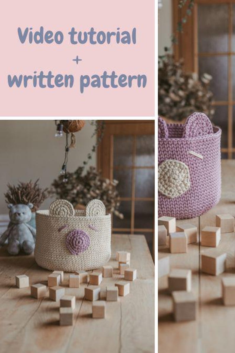 Puede incluir: Dos cestas de crochet con forma de osos con detalles en rosa y beige. Las cestas est&aacute;n llenas de bloques de madera y est&aacute;n sobre una mesa de madera. La imagen incluye el texto "Tutorial en video + patr&oacute;n escrito".