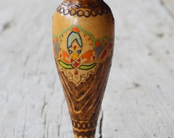 Jarrón de madera artesanal, recuerdo de arte popular, decoración pintada