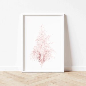 Puede incluir: Una impresi&oacute;n enmarcada en blanco de una ilustraci&oacute;n de hierba de pampa rosa sobre un fondo blanco.