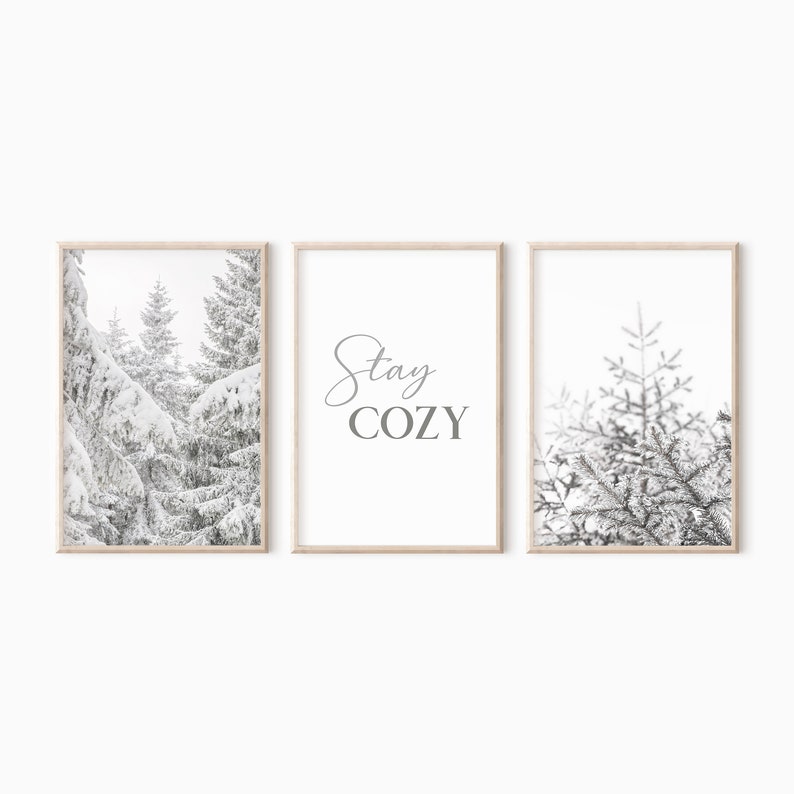 K&ouml;nnte beinhalten: Set aus drei Schwarzwei&szlig;drucken mit schneebedeckten Kiefern und dem Text "Stay Cozy".