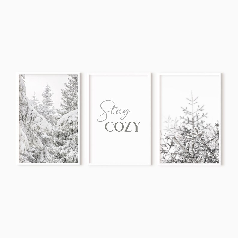 K&ouml;nnte beinhalten: Ein Set aus drei Schwarzwei&szlig;drucken mit schneebedeckten Kiefern und dem Text "Stay Cozy".