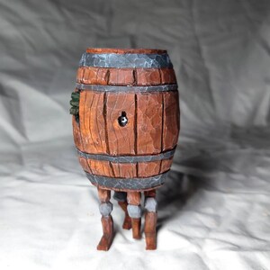 Monster in a Walking Barrel Holzfigur - Handgeschnitzt, Schreibtisch Accessoire, Skurril, Fantasy Art, Barrel, DnD