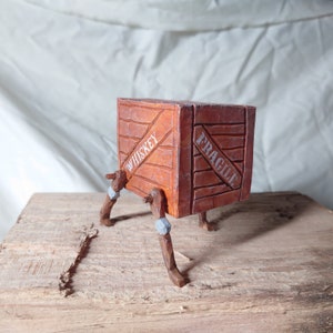 Whisky Kiste mit Beinen Holzfigur - Handgeschnitzt, Schreibtisch Accessoire, Skurril, Fantasy Art