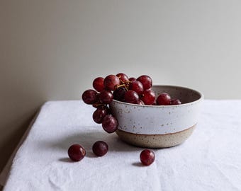 Soep van aardewerk, soep, salade, ontbijtgranen, fruit, kom, keramisch servies