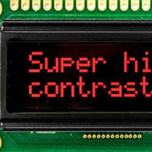 Op de afbeelding: Een rood LED-scherm met de tekst "Super high-contrast ratio" op een groene printplaat.