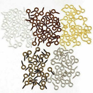 Könnte beinhalten: Sortiment an Schraubösenhaken in Silber, Bronze und Gold. Die Haken sind ideal für Basteln, Schmuckherstellung und andere DIY-Projekte.