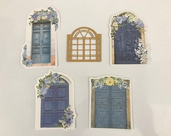 Puede incluir: Cinco pegatinas de papel decorativas con puertas azules con detalles florales. Las pegatinas son perfectas para scrapbooking, creación de tarjetas y otros proyectos de manualidades.