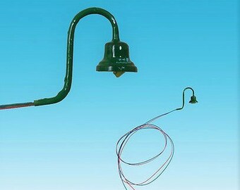 Może przedstawiać: Zielona metalowa lampa uliczna z kloszem w kształcie dzwonu i długim, zakrzywionym ramieniem. Lampa jest połączona z długim, zwiniętym kablem z mniejszą, zieloną lampą w kształcie dzwonu na końcu.