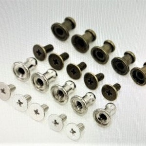 以下が含まれることがあります： アンティークブラスとシルバーの2つの仕上げの金属製スナップボタンの詰め合わせ。スナップボタンはさまざまなサイズがあり、ネジが付属しています。