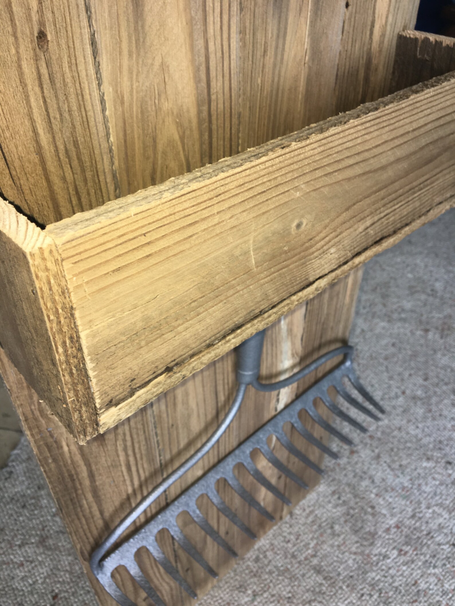 Rustikales Holzregal mit Box und Rechenhaken | Etsy