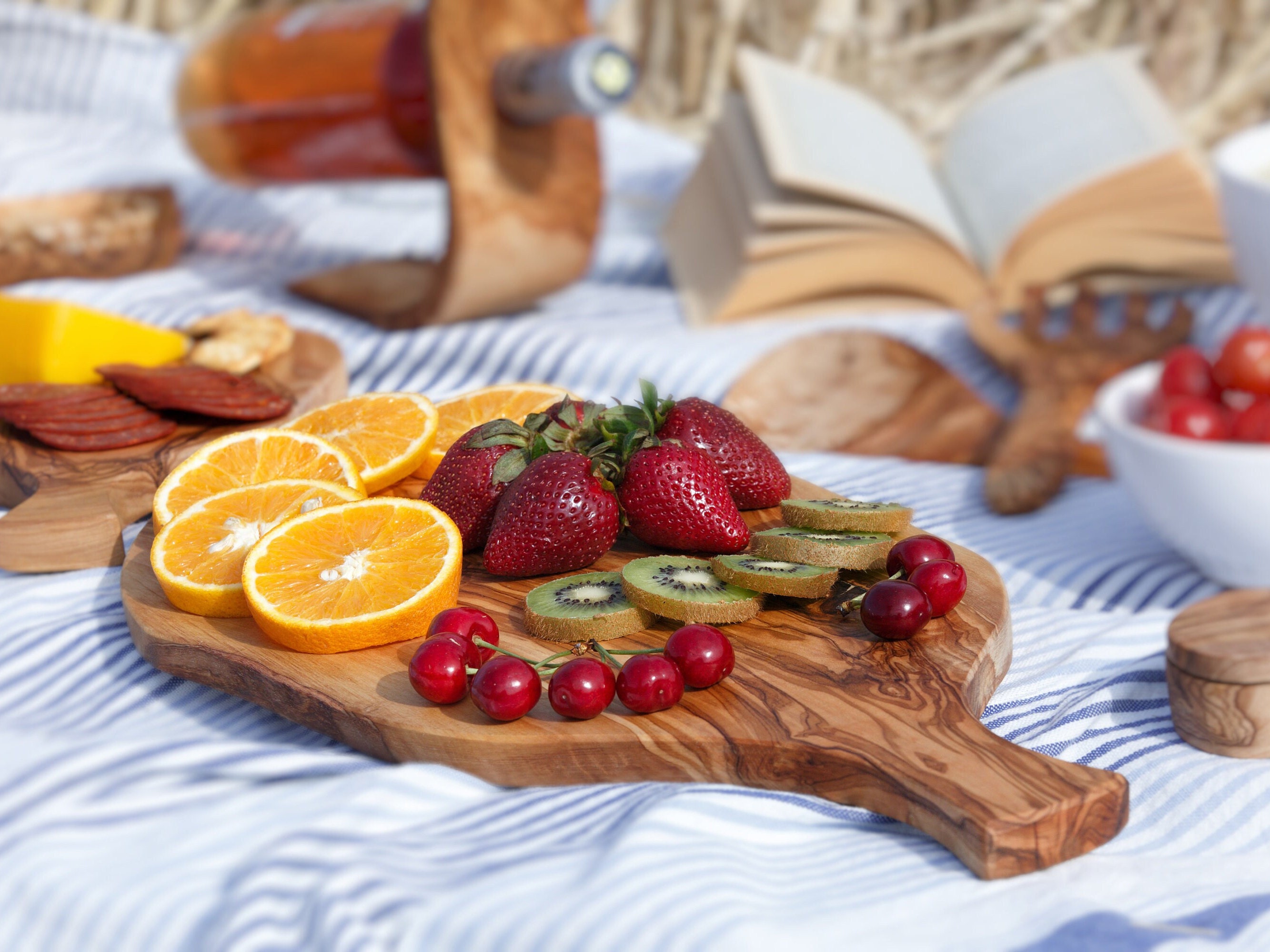 grande planche de charcuterie et fromage naturel fait main en bois d'olivier, cadeau pendaison crémaillère, mariage