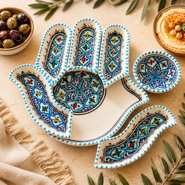Handgemaakte turkooizen handserveerschaal met hamsa, mediterraan keramiek voorgerecht
