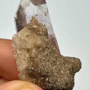 rzadki goboboseb ametyst kwarcowy punktowy z tęczami, fantomami i kryształkami dla dzieci, - 10,9 g, 4 cm - kryształ Namibii