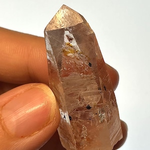 Firefly petroleum quartz, natural uv reactive from madagascar