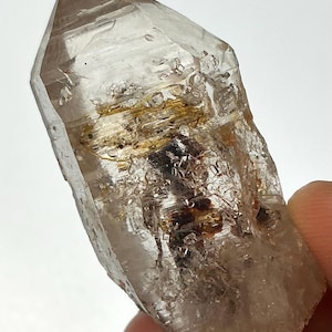 Firefly petroleum quartz, natural uv reactive from madagascar