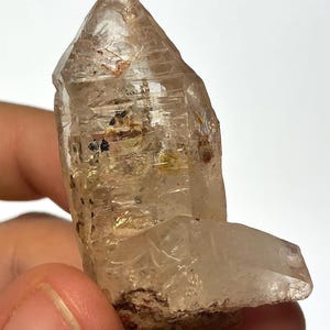 Firefly petroleum quartz, natural uv reactive from madagascar