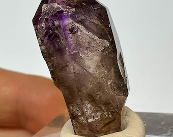 Zeldzame chibuku-amethistpunt met rokerige insluitsels en rood hematiet: 10,9 g natuurlijk kristal uit Zimbabwe