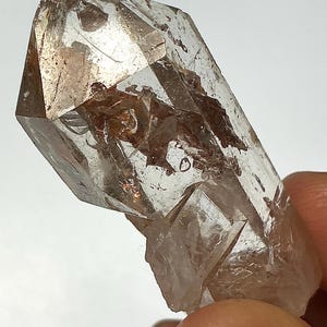 Firefly petroleum quartz, natural uv reactive from madagascar