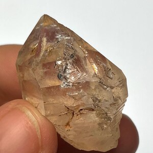 Firefly petroleum quartz, natural uv reactive from madagascar