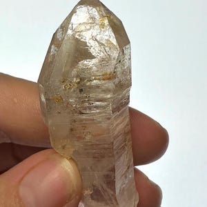 Firefly petroleum quartz, natural uv reactive from madagascar