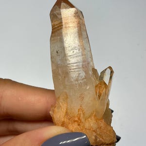 Goboboseb Quartz Point z subtelnym pomarańczowym odcieniem – 32,9 g
